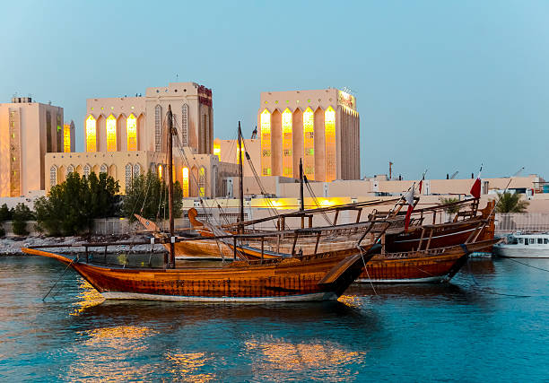 の伝統的なダウ船の港のドーハ,カタール - museum of islamic art doha ストックフォトと画像