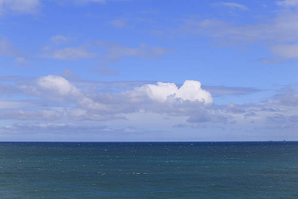 корнуолл англия, море, облаков, морской пейзаж - pattern blue sea sand стоковые фото и изображения