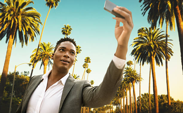 afro-americano homem de negócios tirar uma selfie em beverly hills - city of los angeles los angeles county hollywood california rodeo drive imagens e fotografias de stock