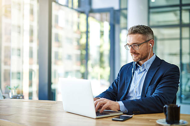 él es todo acerca de la productividad y la rentabilidad - men laptop businessman using laptop fotografías e imágenes de stock