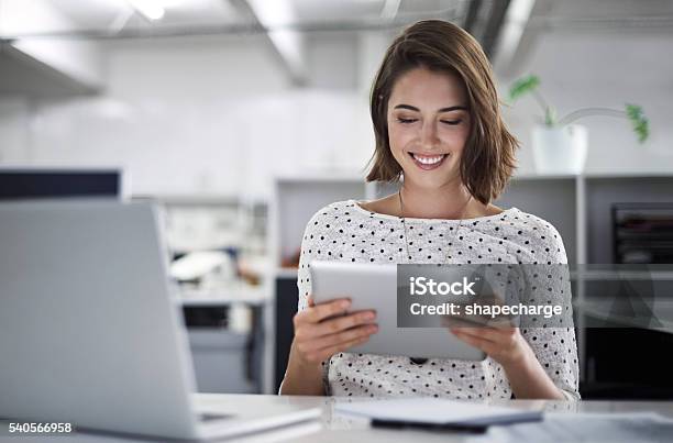 Die Technologie Für Sie Arbeiten Stockfoto und mehr Bilder von Tablet PC - Tablet PC, Büro, Frauen