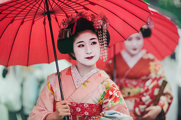 japanische mädchen in kimonos - parasol umbrella asian ethnicity asian culture stock-fotos und bilder