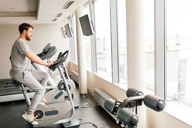 maschio esercizio in bicicletta sportiva - spinning health club instructor gym foto e immagini stock