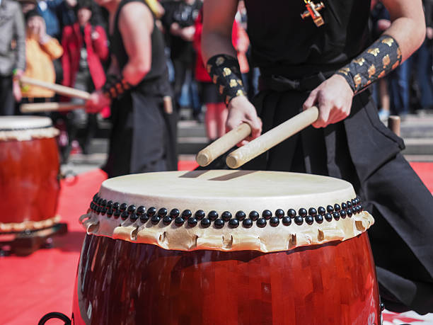 musiker spielen trommeln - drumhead stock-fotos und bilder