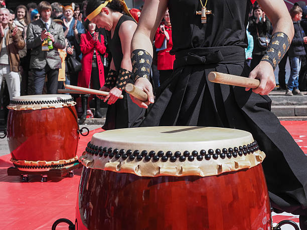 musiker spielen trommeln - drumhead stock-fotos und bilder