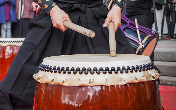 tambores músicos jugar - taiko drum fotografías e imágenes de stock