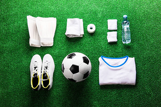 piłka nożna, piłkę korki i różnych rzeczy wobec sztucznych - football equipment zdjęcia i obrazy z banku zdjęć