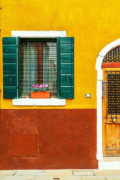 fenêtre colorée sur le vénitien de l'île de burano - fishing net netting nobody color image photos et images de collection