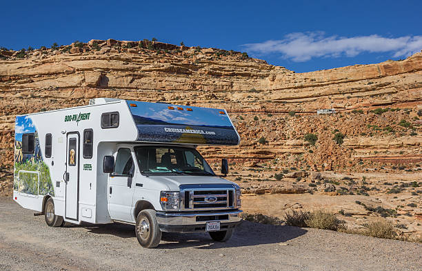 дом на колесах на moki дагвей в аризоне - moki dugway стоковые фото и изображения