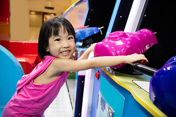 아케이드 게임 기계를 재생 아시아 작은 중국 소녀 - amusement arcade machine toy leisure games 뉴스 사진 이미지