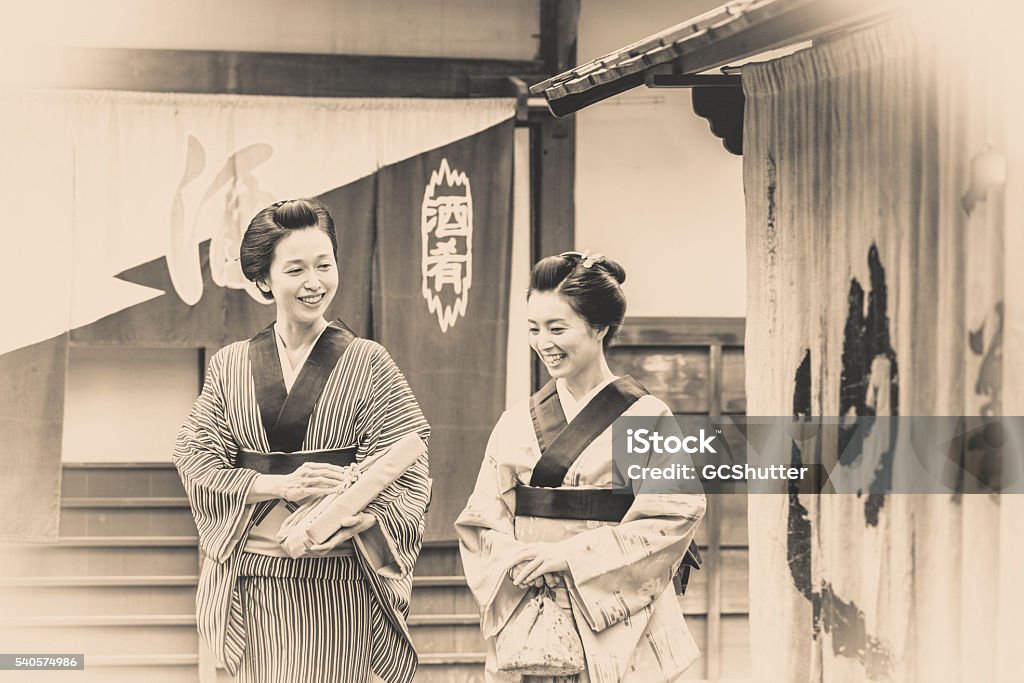 Dos Mujeres En Vestido Tradicional Japonés Hablando De Un Paseo Foto de  stock y más banco de imágenes de Japón - iStock