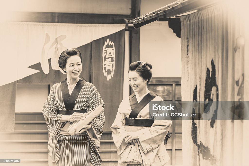 Dos Mujeres En Vestido Tradicional Japonés Hablando De Un Paseo Foto de stock y más banco de imágenes de Japón - iStock Dos Mujeres En Vestido Tradicional Japonés Hablando De Un Paseo Foto de stock y más banco de imágenes de Japón - iStock