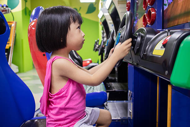 아케이드 게임 기계를 재생 아시아 작은 중국 소녀 - amusement arcade machine toy leisure games 뉴스 사진 이미지