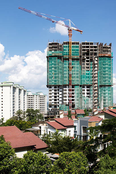 guindaste de construção site com - tower steel mansion investment imagens e fotografias de stock