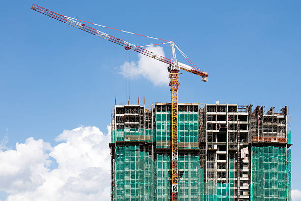 guindaste de construção site com - tower steel mansion investment imagens e fotografias de stock