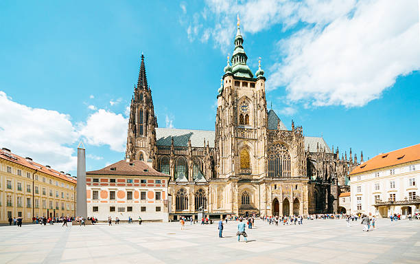 saint vitus cattedrale di castello di praga - hradcany castle prague czech republic spring foto e immagini stock