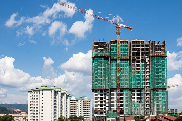 guindaste de construção site com - tower steel mansion investment imagens e fotografias de stock