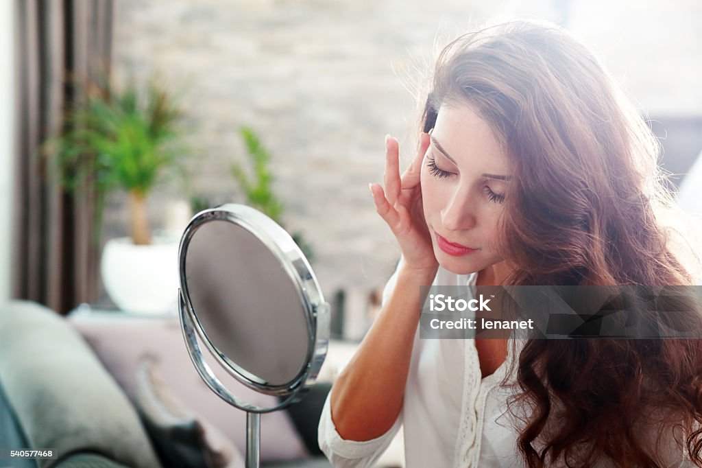 Femme regardant dans le miroir - Photo de Miroir libre de droits