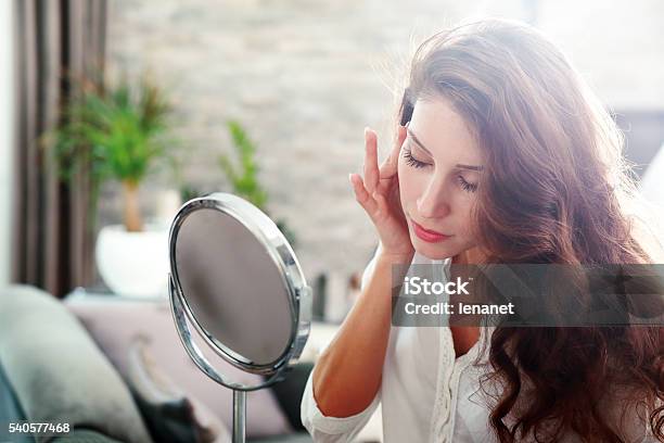 Photo libre de droit de Femme Regardant Dans Le Miroir banque d'images et plus d'images libres de droit de Miroir - Miroir, Maquillage, Femmes