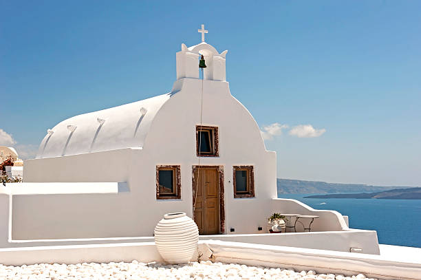 istock Traditional small church in Santorini 540582314