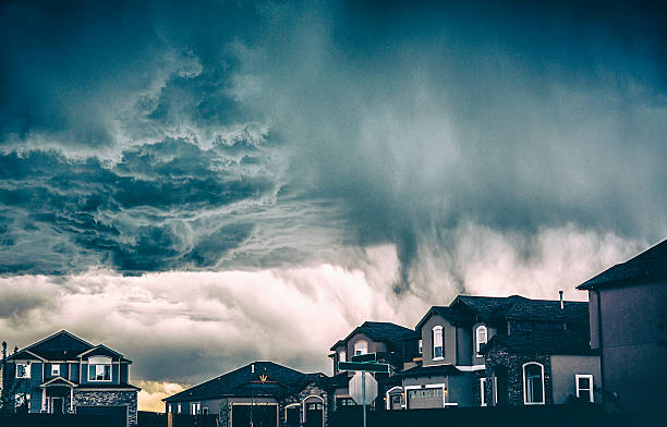 espectacular nubes de tormenta sobre el vecindario residencial. colorado, ee. uu. - rain tornado overcast storm fotografías e imágenes de stock