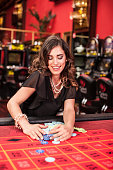 junge-frau-sieg-im-amerikanisches-roulette-spiel.jpg?b=1&s=170x170&k=20&c=3PEt0_bE-3C-vVKWWTkriBCiuKH5SDWyJXIOOTnRm_o=