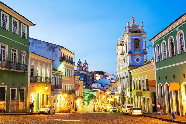 красочные колониальных домов пелуриньо, сальвадор, баия, бразилия - brazilian colors стоковые фото и изображения