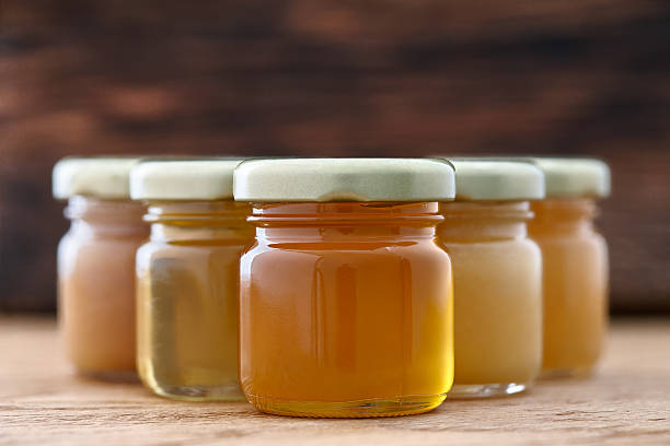 diferentes tipos de miel en una fila - chestnut sweet food yellow group of objects fotografías e imágenes de stock