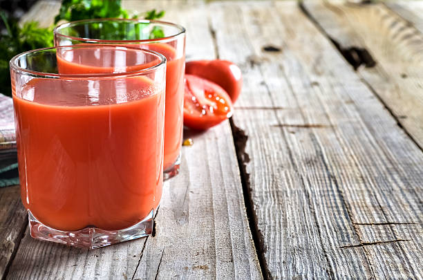 succo di pomodoro  - healthy eating juice vegetable juice vegetable foto e immagini stock