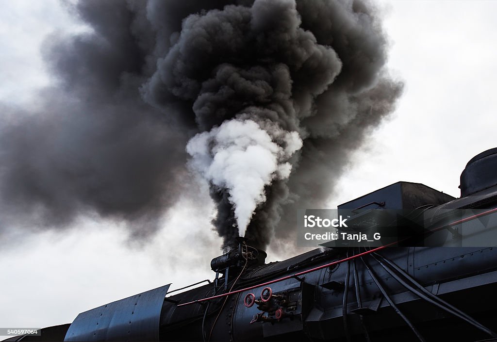 Fumo E Vapore Da Camino Della Vecchia Locomotiva A Vapore - Fotografie  stock e altre immagini di Binario di stazione ferroviaria - iStock