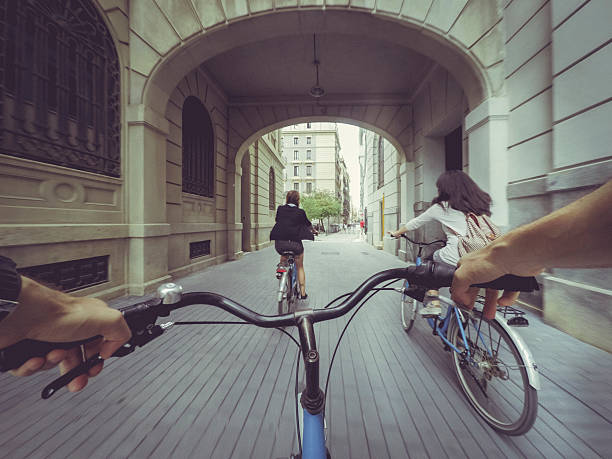 punto de vista bicicleta de montar con dos chicas en la ciudad - perspectiva personal fotografías e imágenes de stock