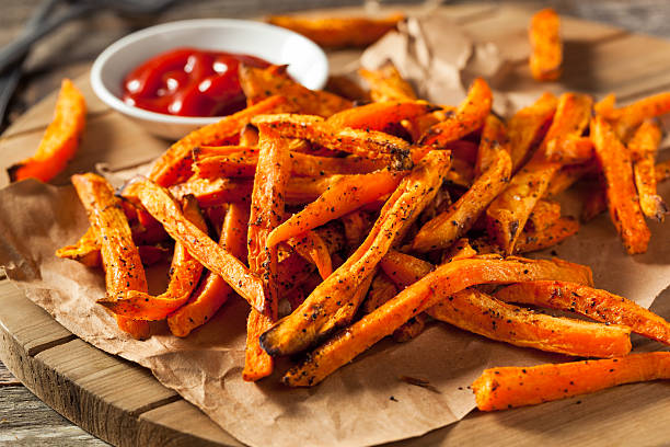 papas fritas de batata caseras saludables - sweet potato french fries yam baked fotografías e imágenes de stock