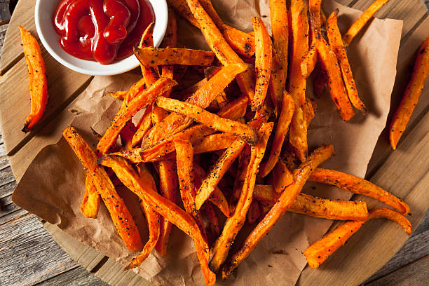 healthy homemade baked sweet potato fries - zoete aardappel fotos stockfoto's en -beelden