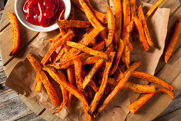 healthy homemade baked sweet potato fries - sweet potato imagens e fotografias de stock