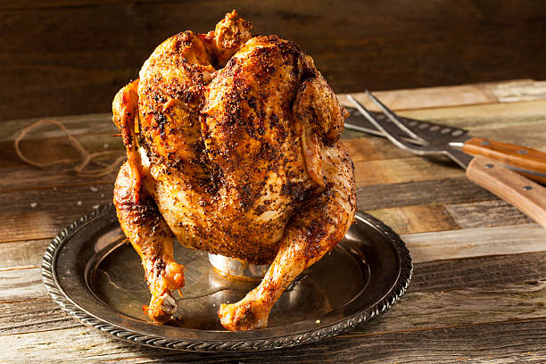 la birra alla griglia fatta in casa può pollo - rotisserie roast chicken chicken roasted foto e immagini stock