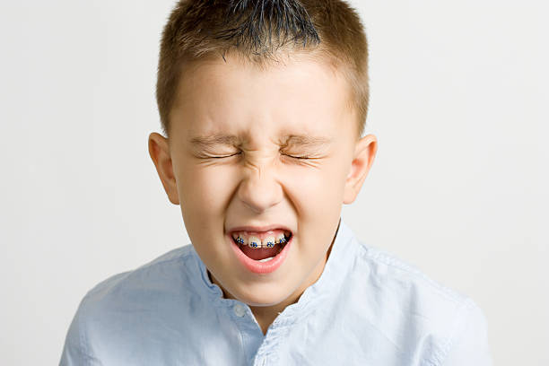 appareil dentaire - screaming little boys child human teeth photos et images de collection