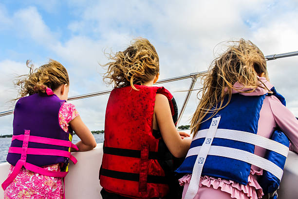 barco niños - life jacket little girls motorboating sailing fotografías e imágenes de stock
