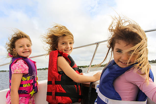 barco niños - life jacket little girls motorboating sailing fotografías e imágenes de stock