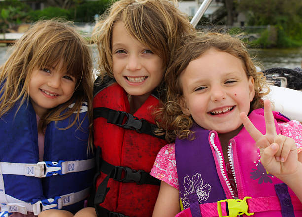 amigos del chaleco salvavidas - life jacket little girls motorboating sailing fotografías e imágenes de stock
