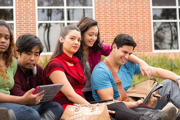 multi-ethnischen eine gruppe von student freunde. digitale schreibtafeln. - computer student mixed race person multi ethnic group stock-fotos und bilder