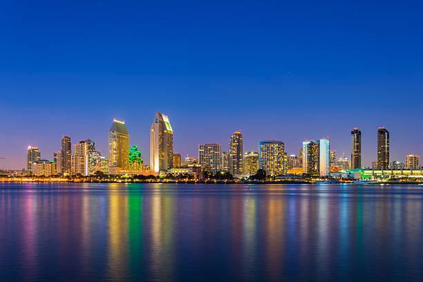 サンディエゴのスカイライン、サンディエゴ湾夕暮れの - night downtown district north america san diego california ストックフォトと画像