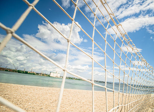 pêcheur sur la plage - fishing net netting nobody color image photos et images de collection