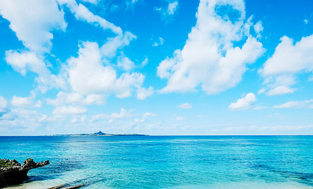 panoramiczne widok z lotu ptaka morze i niebo w okinawa, japonia - vibrant color mountain bay beach zdjęcia i obrazy z banku zdjęć