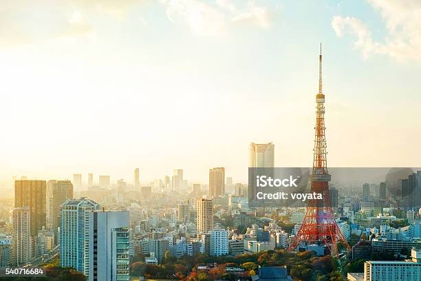 Vista Panorámica De Torre De Tokio En Moring Sunrise Foto de stock y más banco de imágenes de Tokio