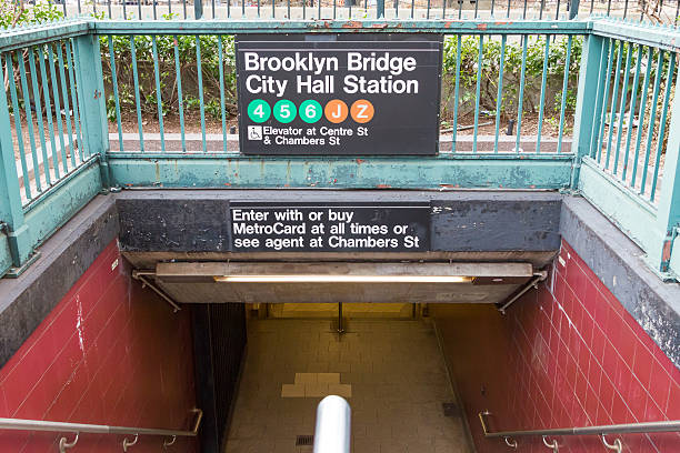 stacja metra brooklyn bridge city hall w nowym jorku - subway station new york city staircase manhattan zdjęcia i obrazy z banku zdjęć