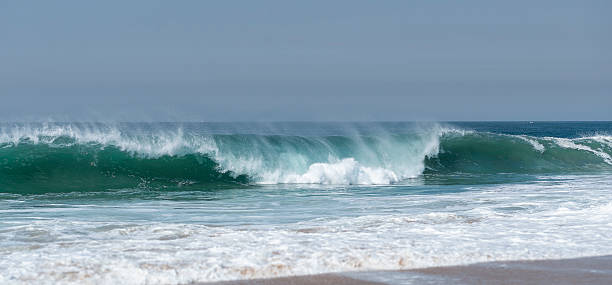 wellen brechen am strand - reef break stock-fotos und bilder