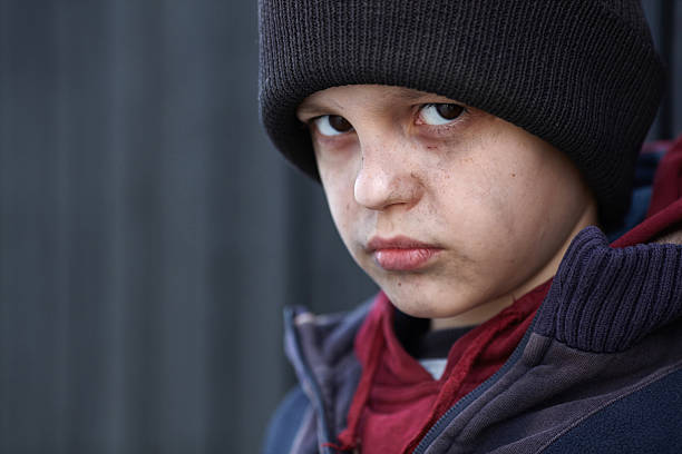 драматического портрет маленькая бездомных мальчик  - sadness teenager little boys depression стоковые фото и изображения
