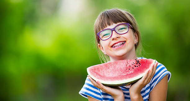 dziecko jedzenie arbuza. dzieci jedzenie owoców w ogrodzie. - child food fruit childhood zdjęcia i obrazy z banku zdjęć