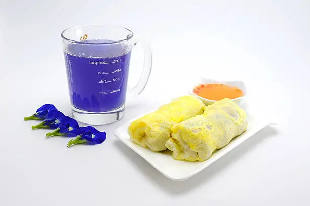 Photo of egg rolls with Sweet chili sauce and Butterfly Pea Juice