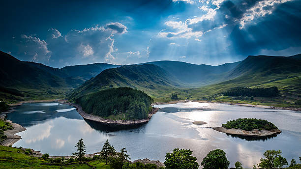 sun rays on haweswater - cumbria hiking keswick english lake district imagens e fotografias de stock